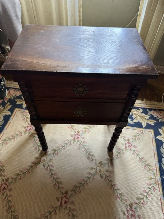 Mesinha antiga em castanho