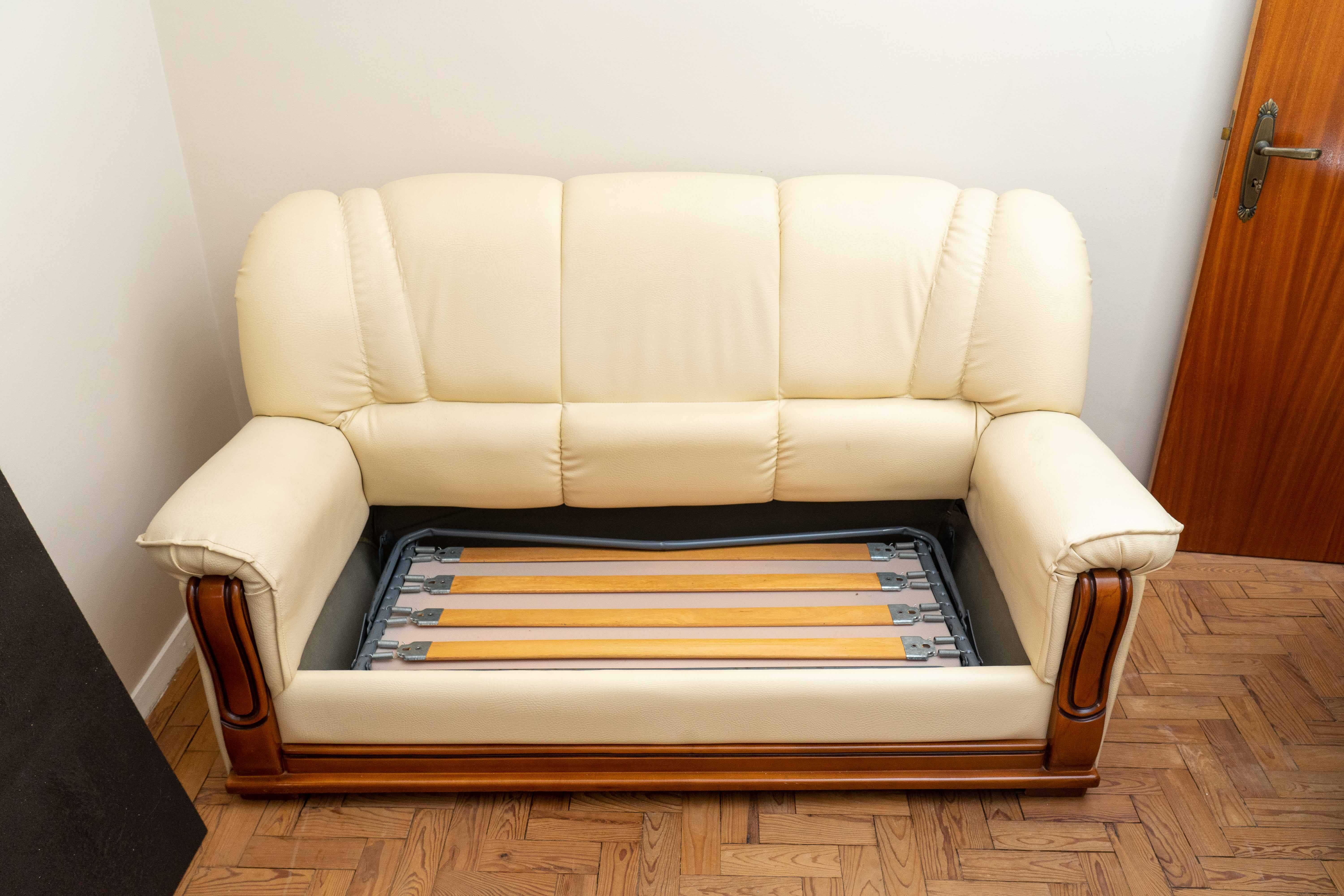 Sofá-cama de 3 lugares em pele branca e 2 poltronas