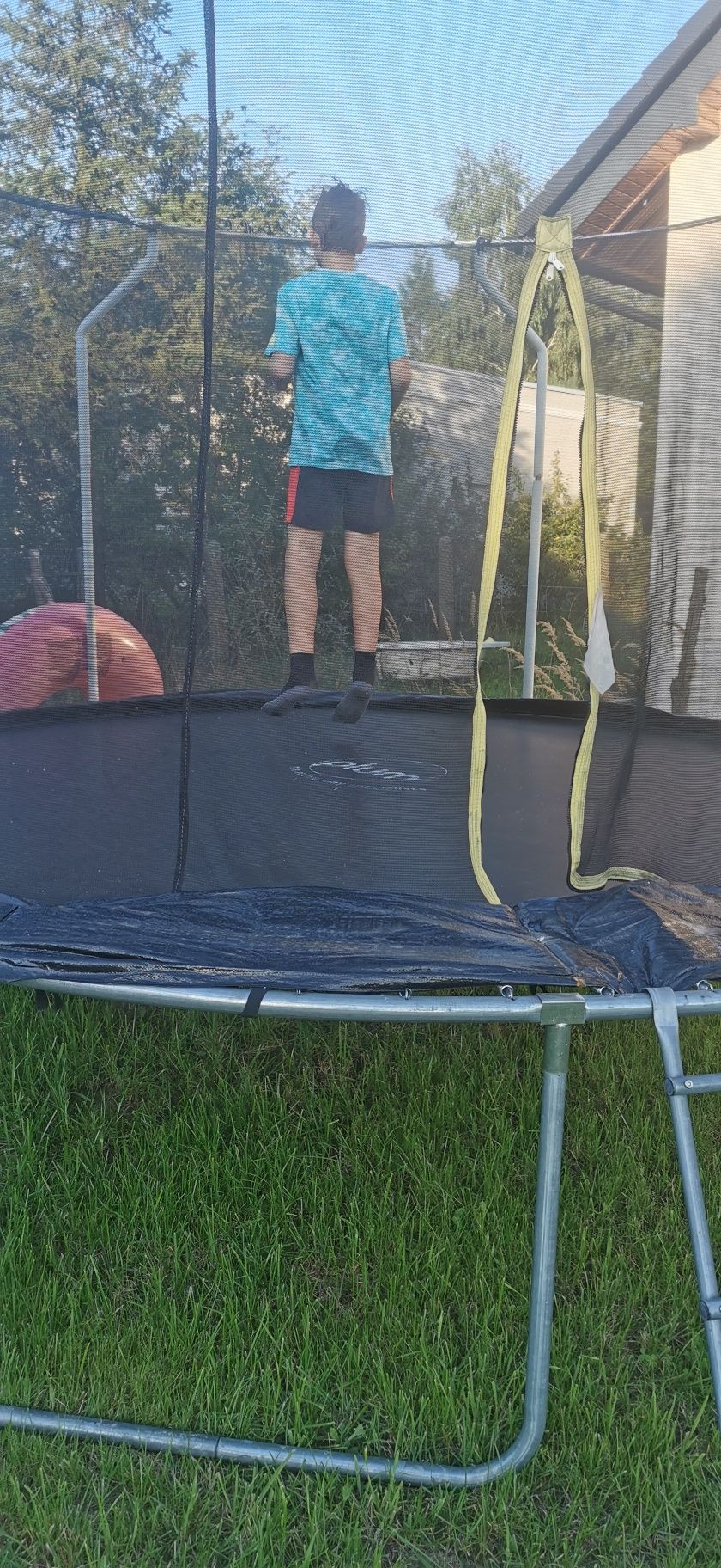 Sprzedam dużą trampolinę stan bardzo dobry max obciążenie 110 kg