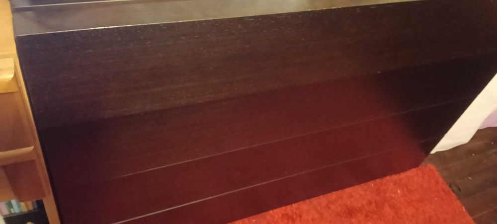 Quarto completo casal Cama, 2 mesinhas cabeceira, cómoda e espelho