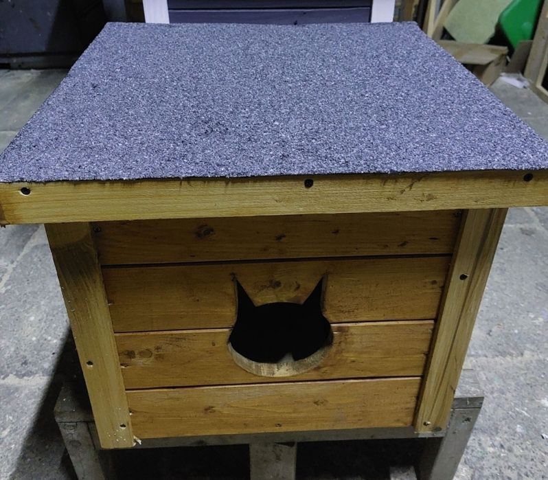 Drewniana budka dla kota – wymiary wewnętrzne 30 × 30 cm