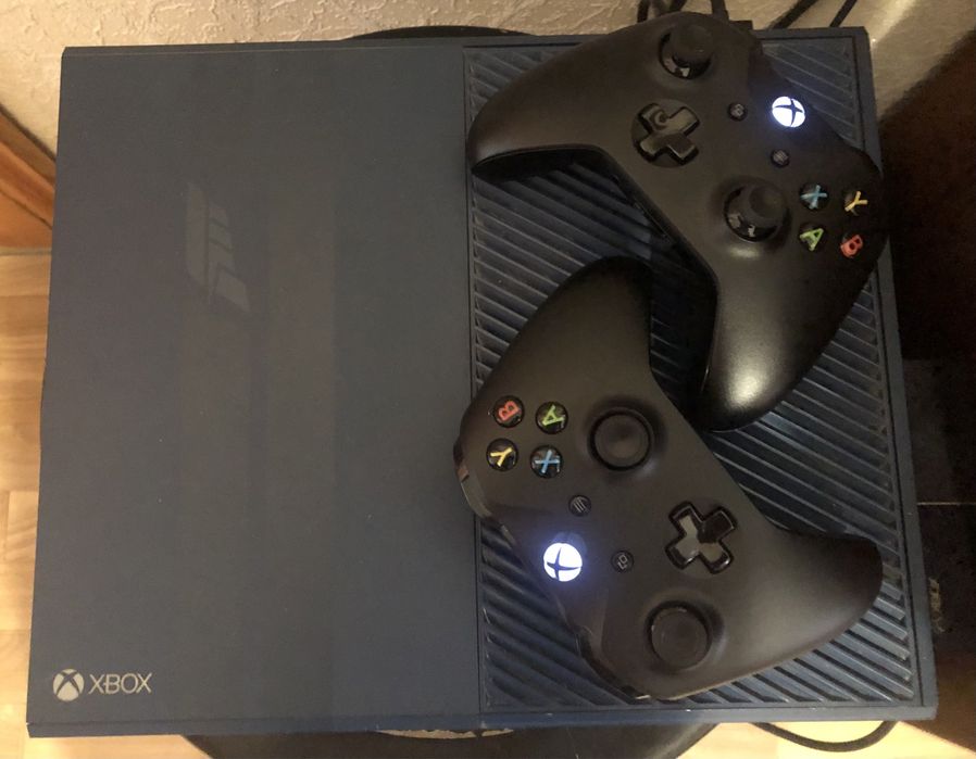 Лиметированая  XBOX One 1TB  Forza Мotorsport 6  Новие 2  Геймпада!!