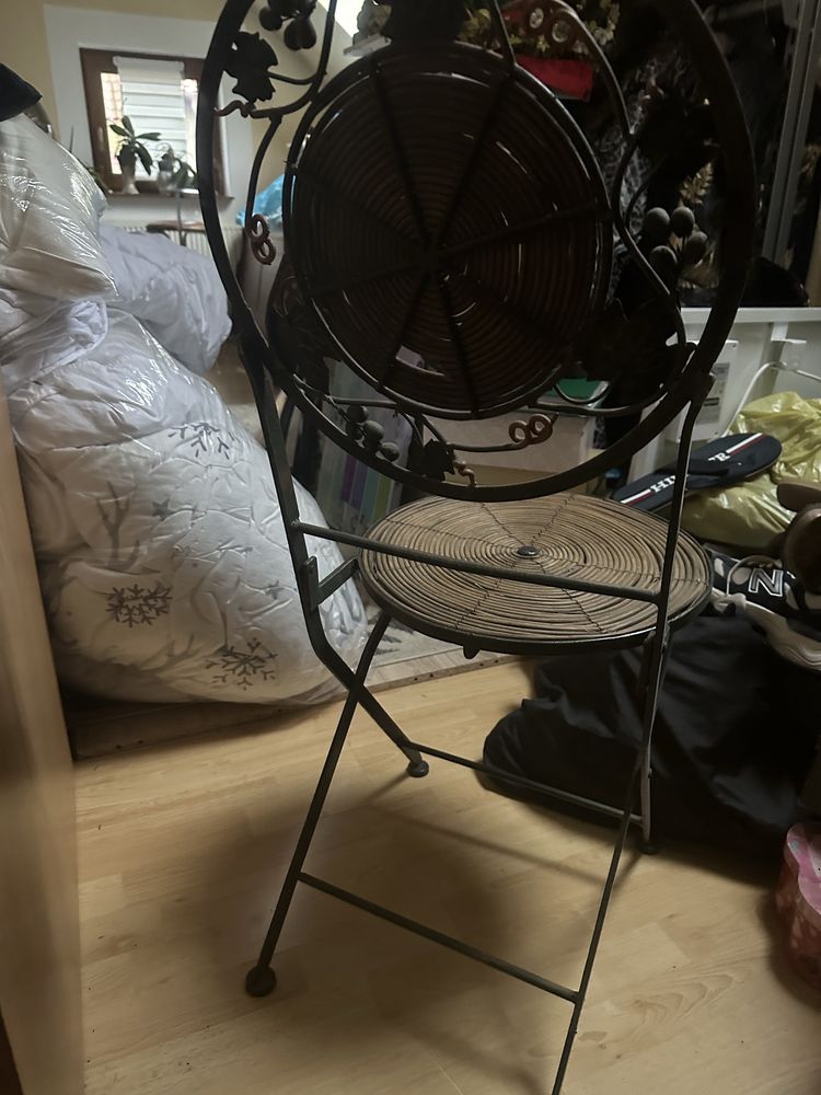 Sprzedam orginalne krzeslo metal  z ratanem