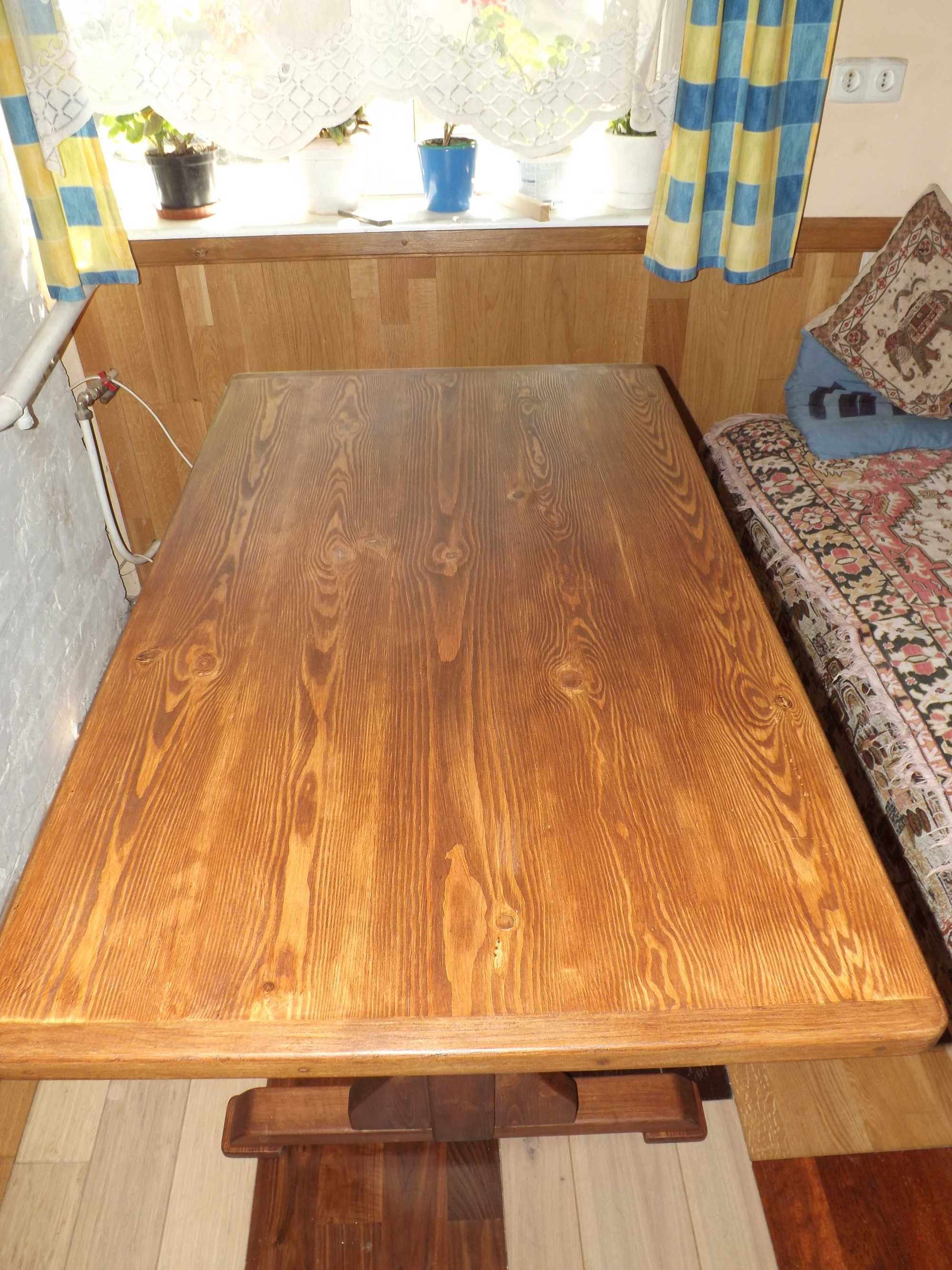 Большой деревянных стол