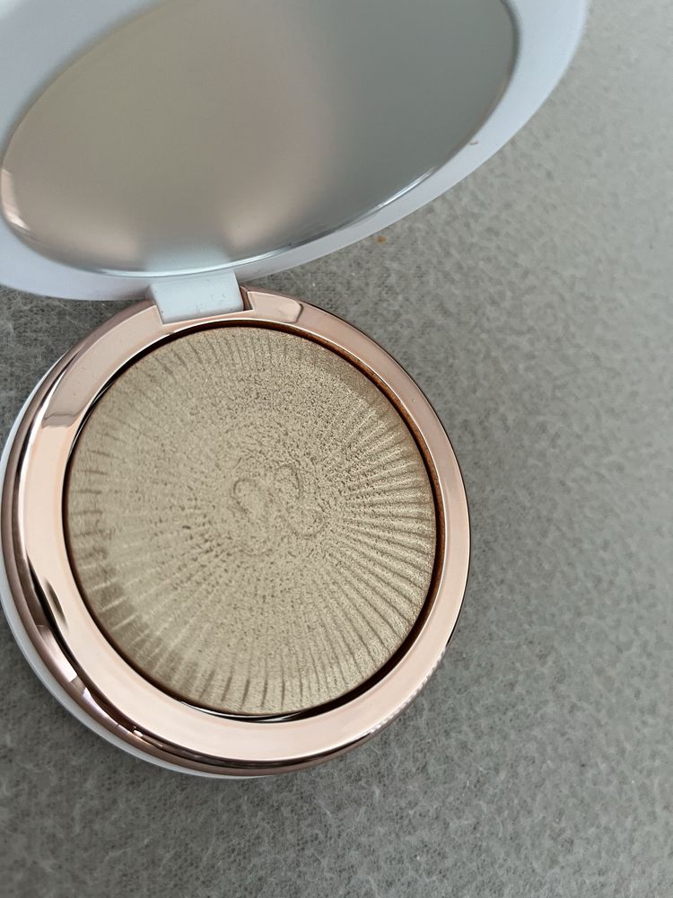 Anastasia beverly hills rozswietlacz