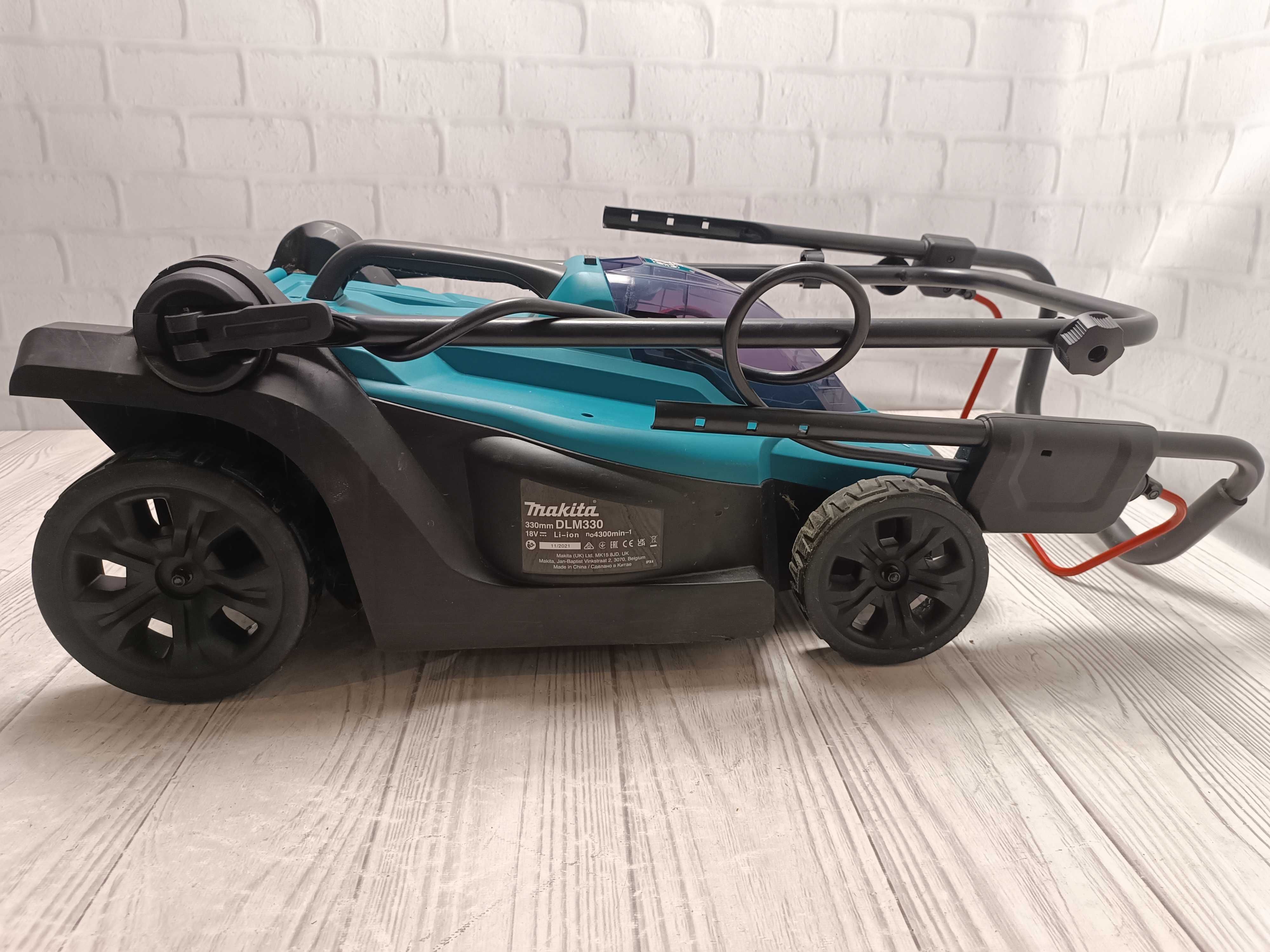 Makita DLM330Z 18V акумуляторна газонокосарка (Без АКБ та ЗП)