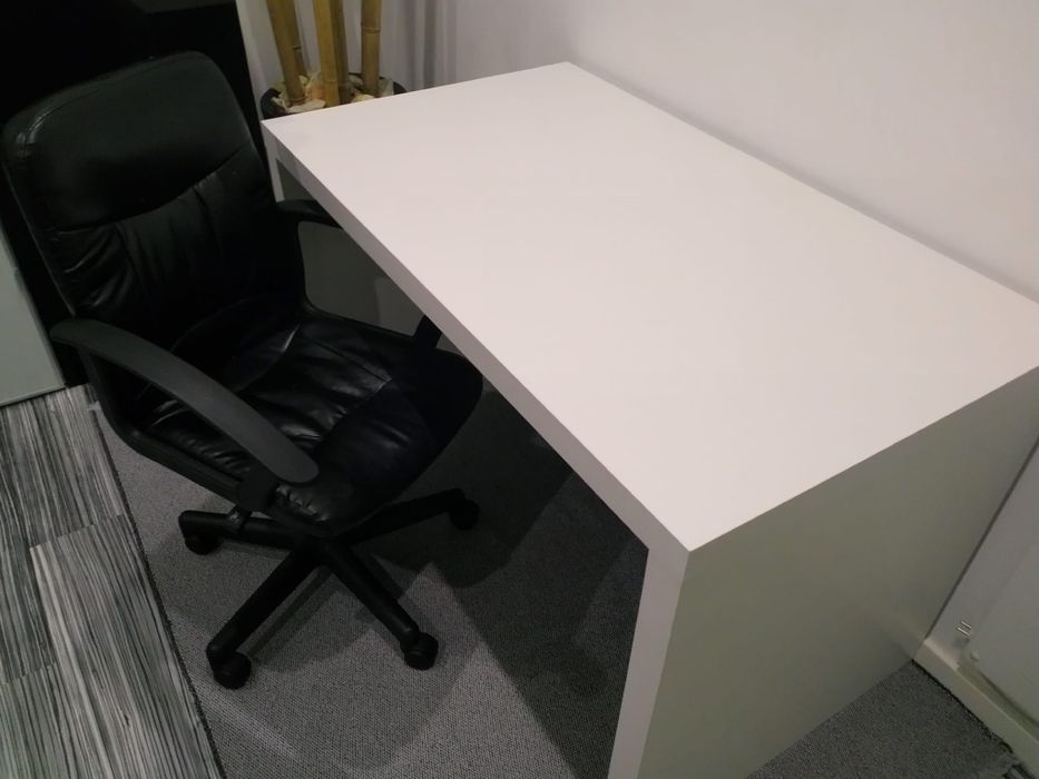 Mesa de secretária e cadeira rotativa