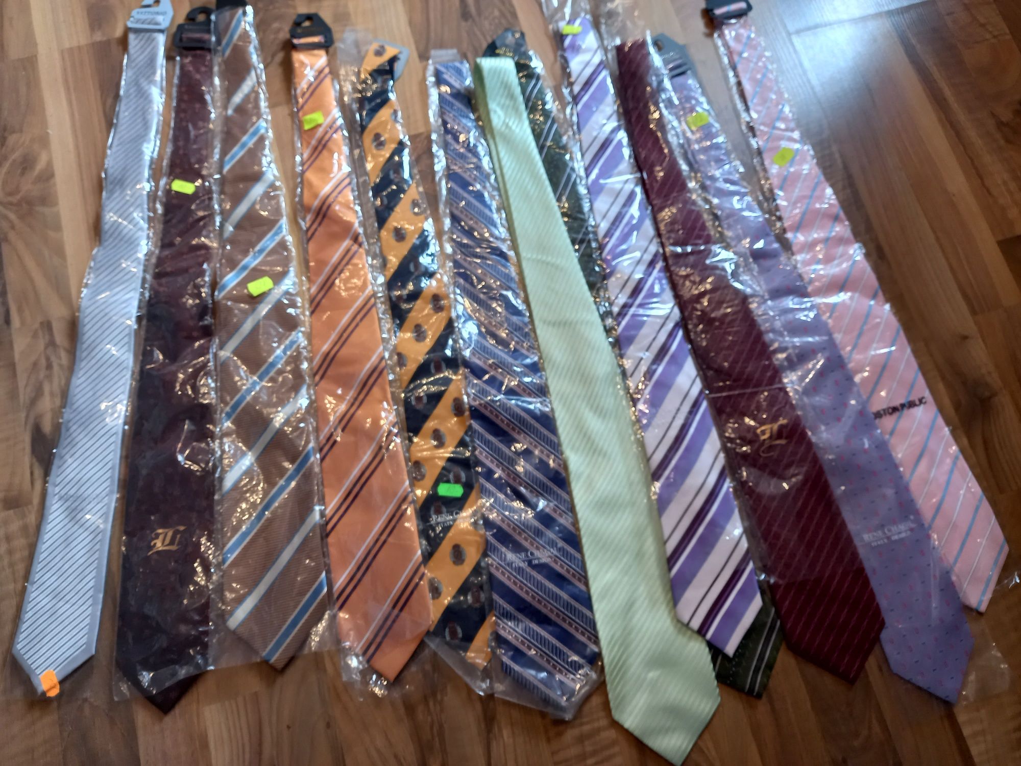 Krawaty różne wzory