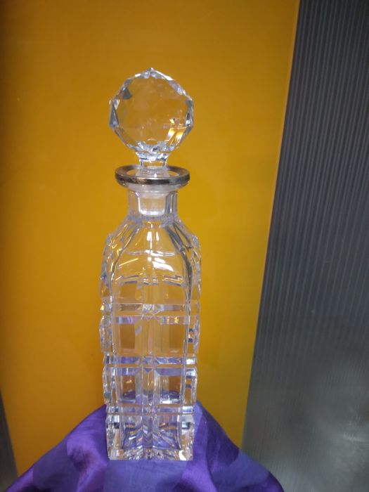 Garrafa  de cristal  lapidado  com gargalo em prata