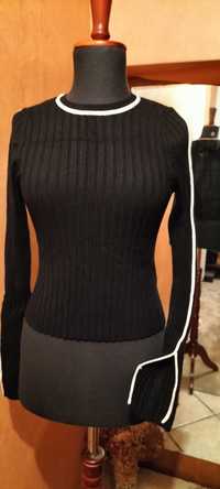 Wyjątkowy sweterek pulower sweter czarny taliowany okrągły d