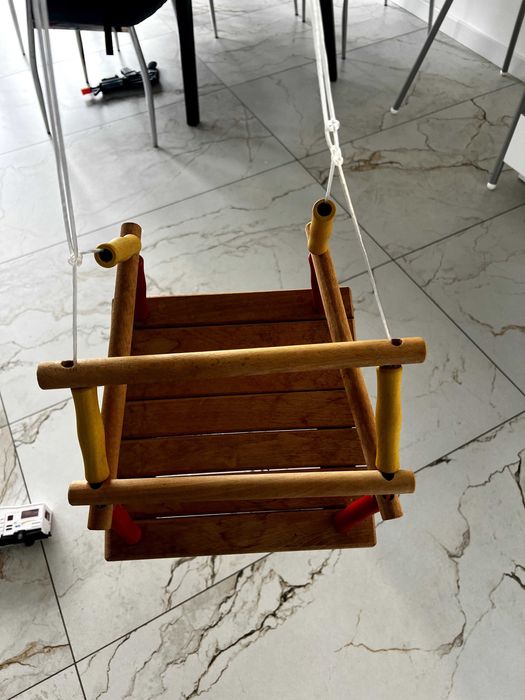 Drewniana huśtawka dla dzieci z uchwytami