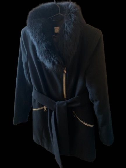 Жіноче чорне пальто з хутряним коміром і поясом