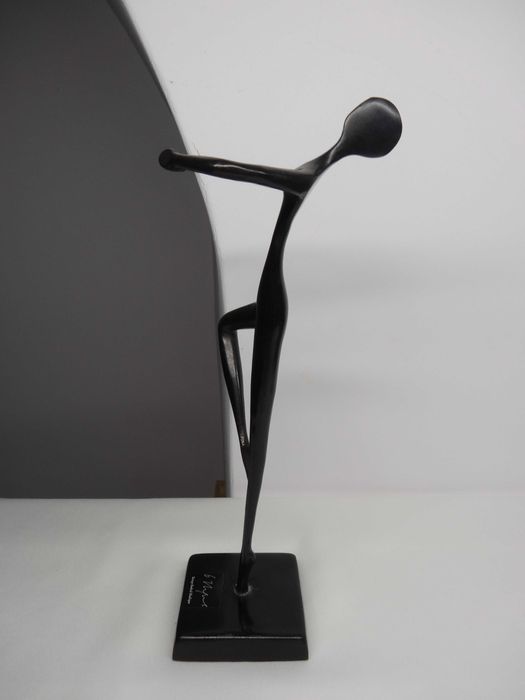 Figura z brązu projektu Bodrul Khalique