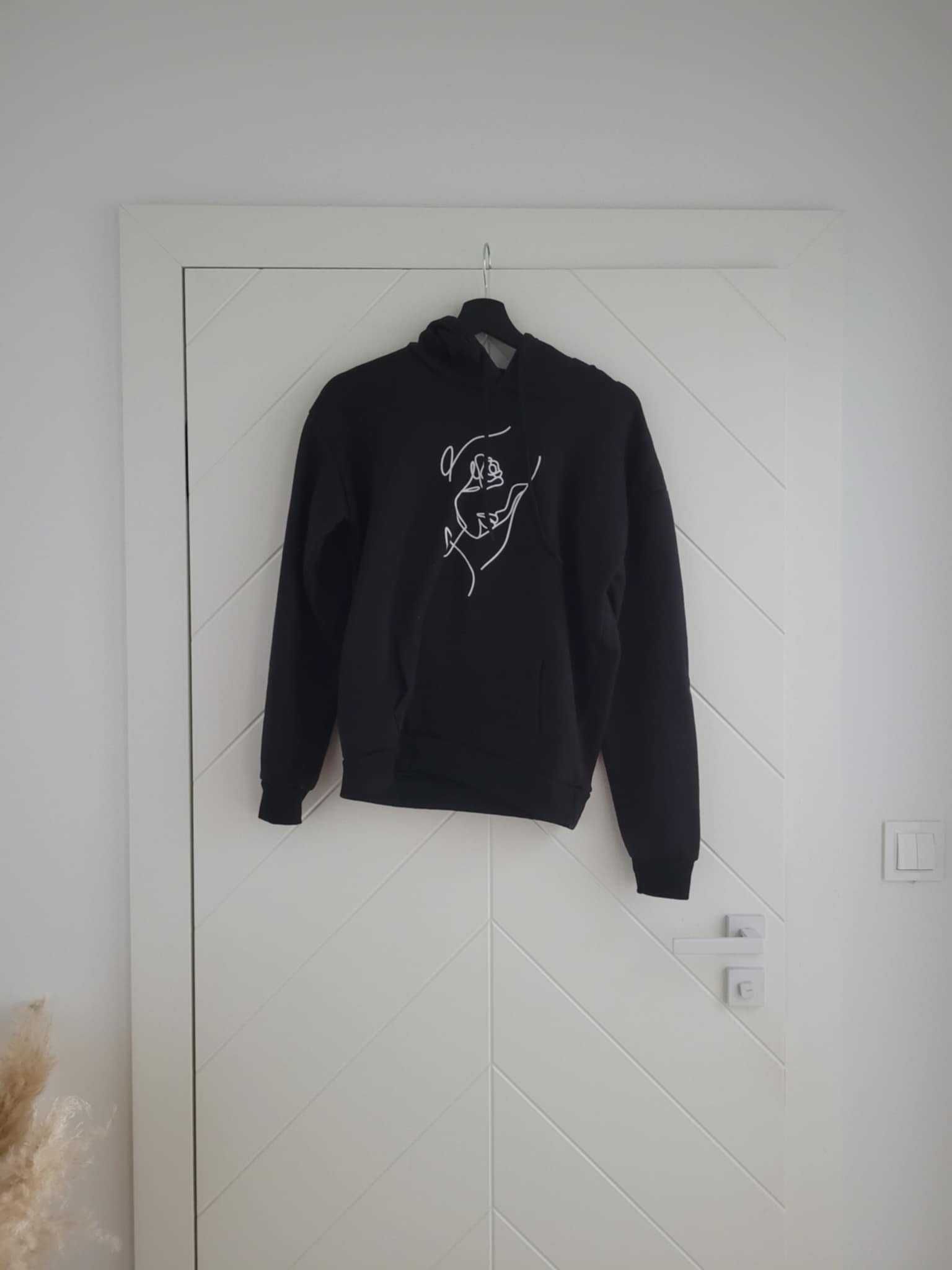 Czarna bluza z kapturem