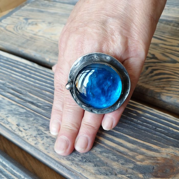 Okazały duży niebiesko turkusowy pierścień regulowany pierścionek witr