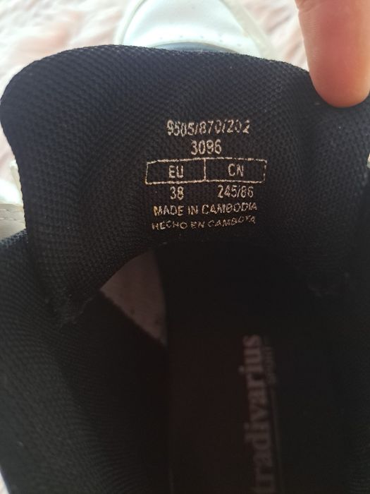 Jasne buty sneakersy