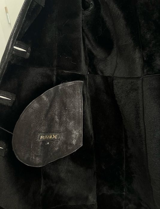 Naturalny czarny kozuch z owczej skóry