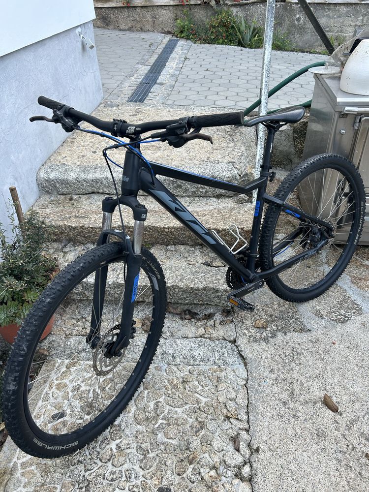 Bicicleta ktm azul e preta