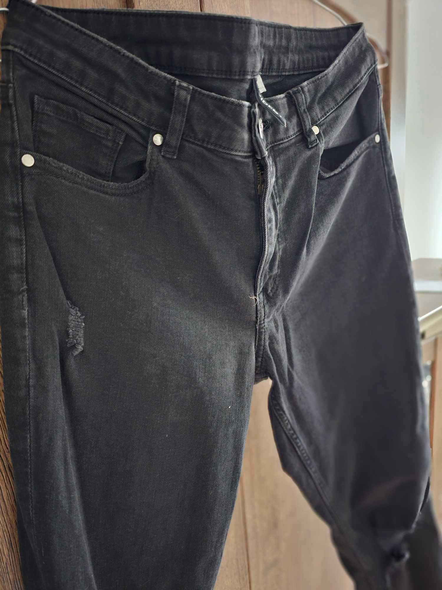 Czarne jeansy z dziurami Divided H&M