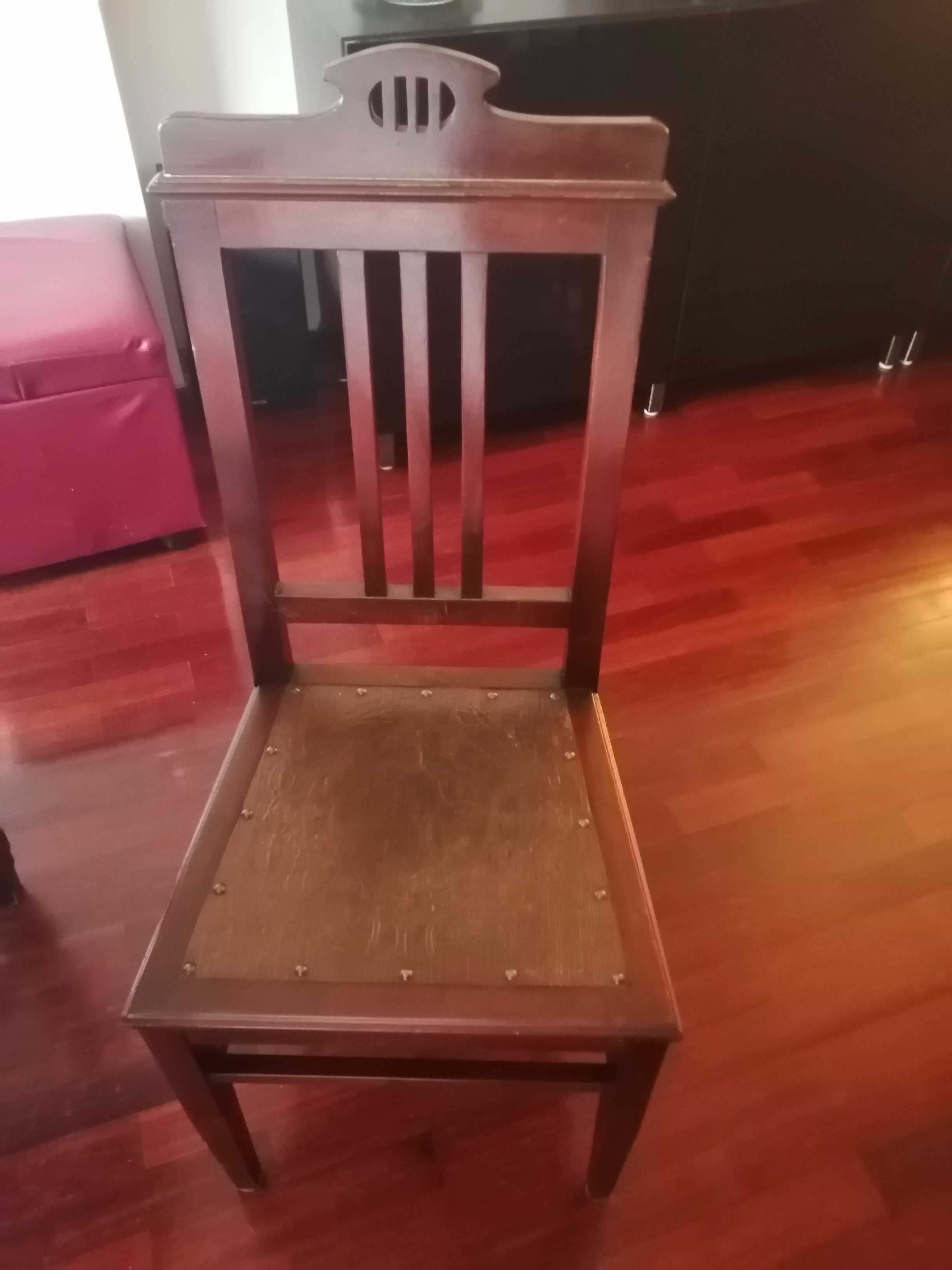 mesa de jantar antiga, com 4 cadeiras, a precisar de restauro