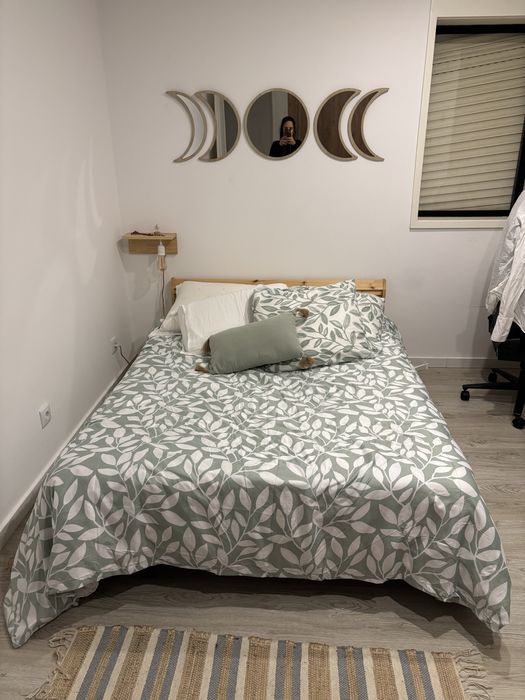 Cama, colchão e mesa