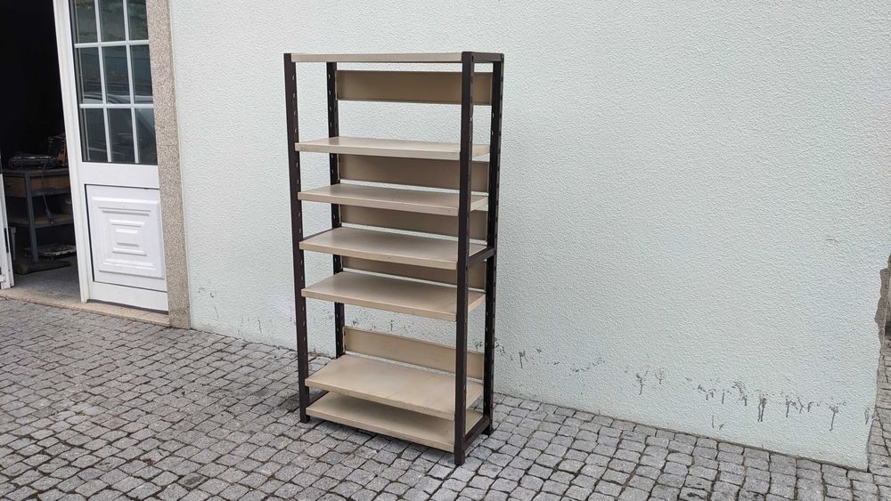 Estantes metálicas robustas com prateleiras ajustáveis