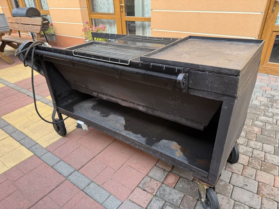 Grill Węglowy w komplecie druty do szszłyka