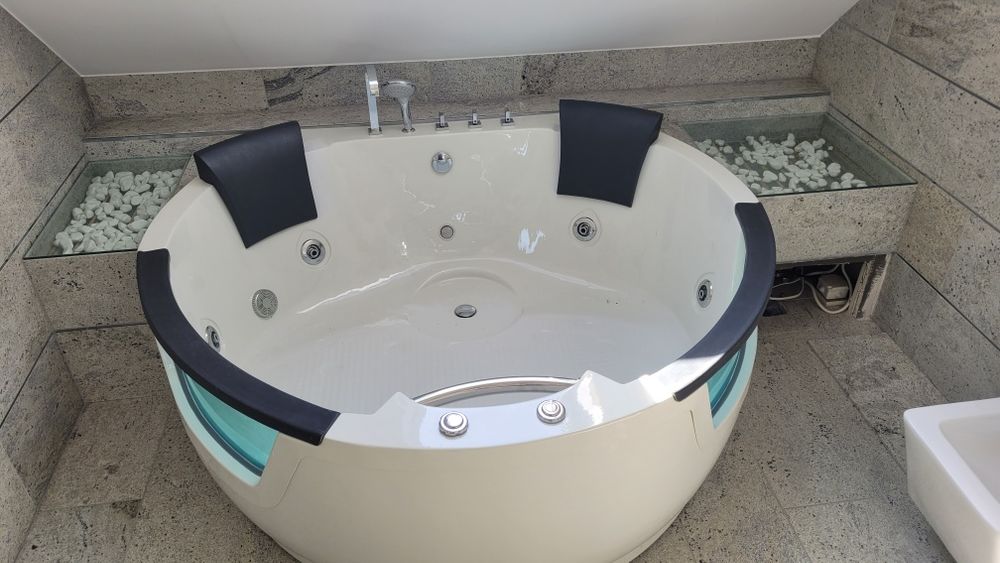 Duża wanna z hydromasażem