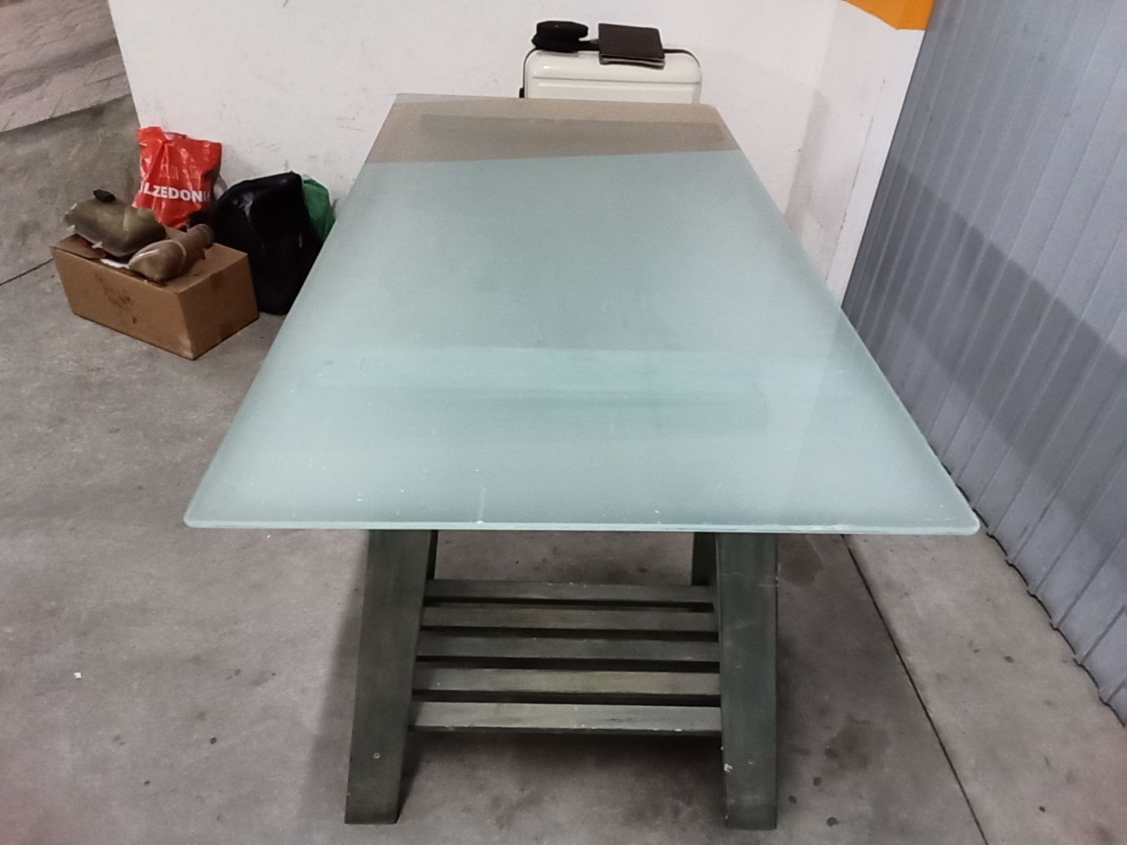 Mesa IKEA com suportes de madeira