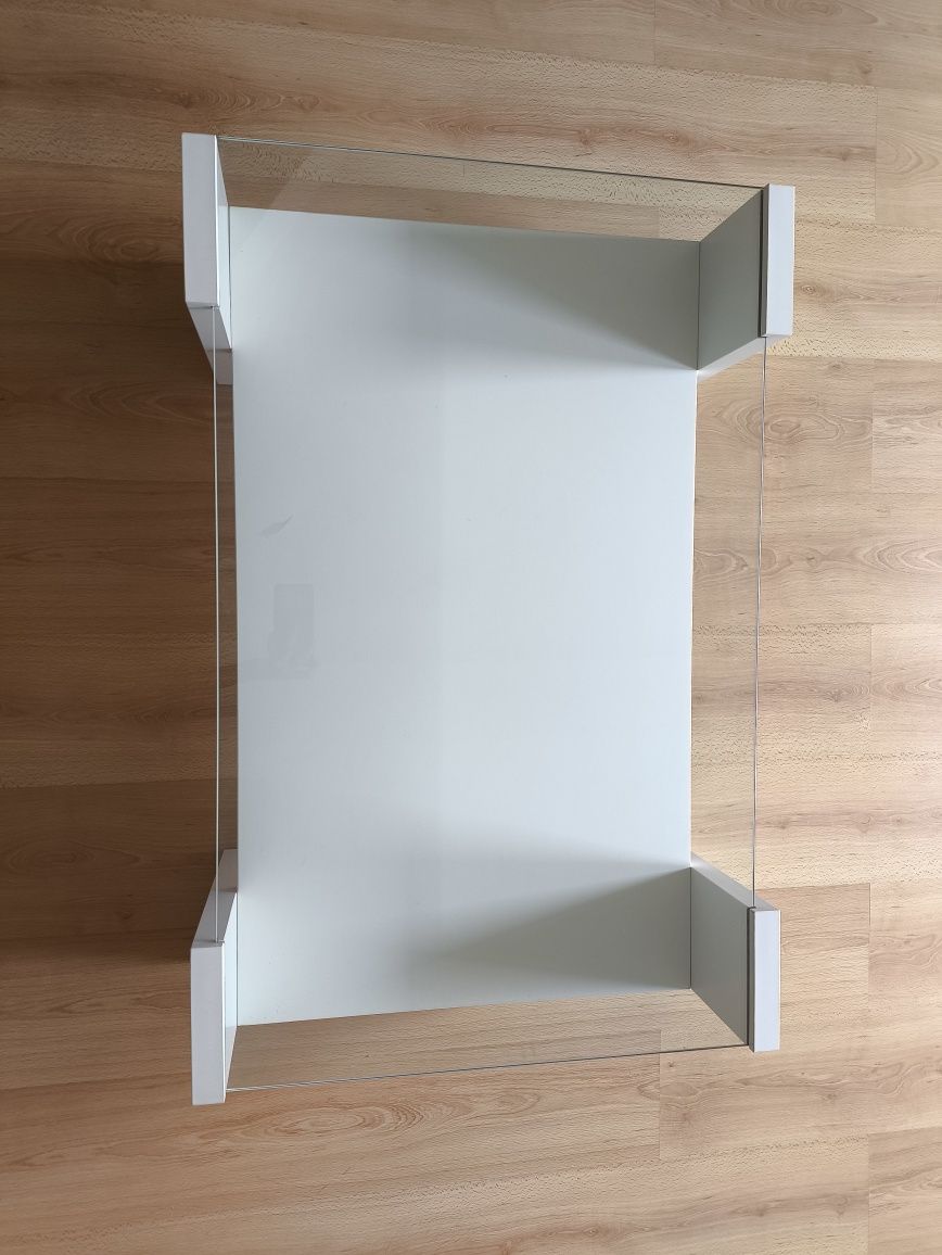 Mesa de centro branca com tampo em vidro