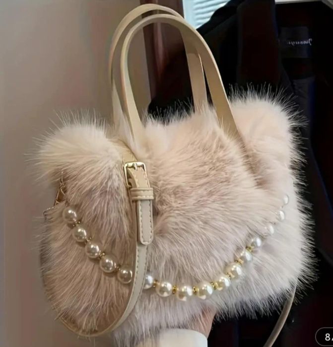 Elegancka torebka z futerka.