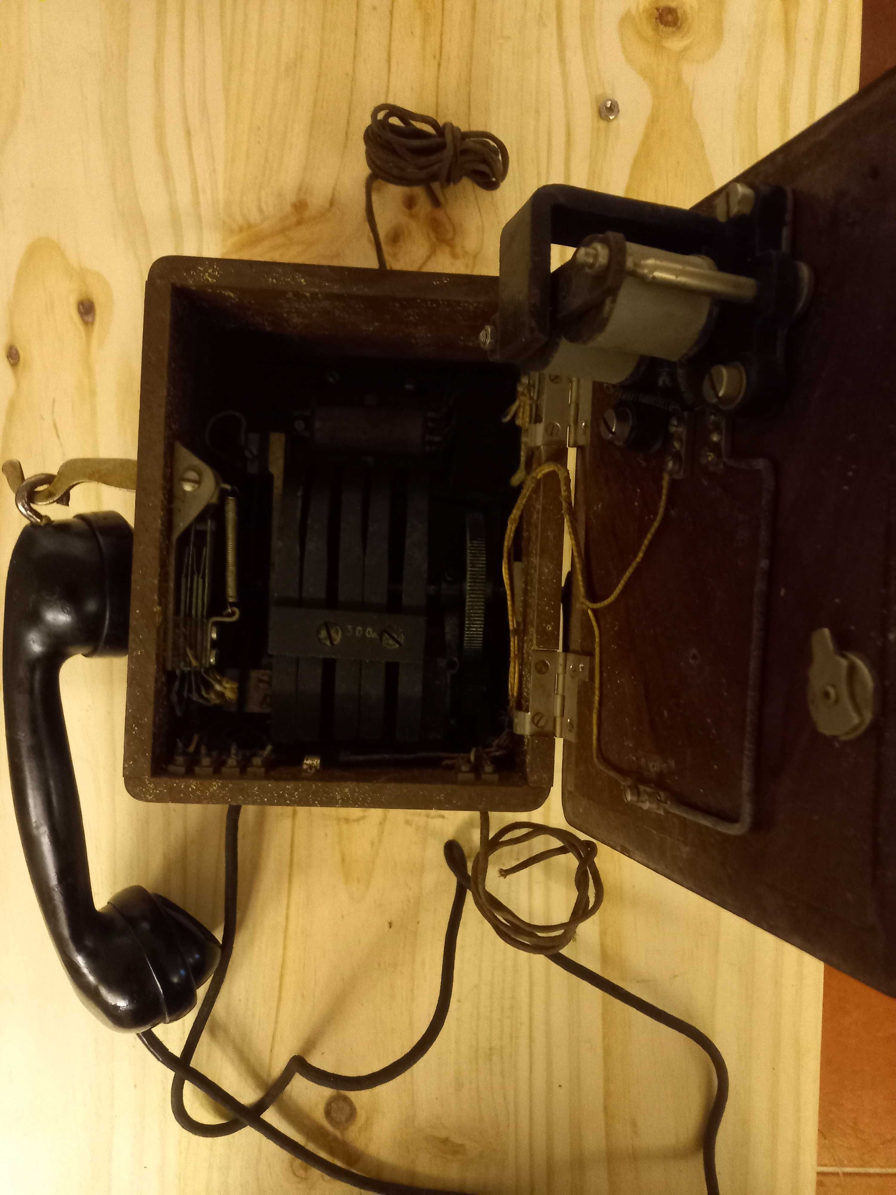 Telefone de parede antigo