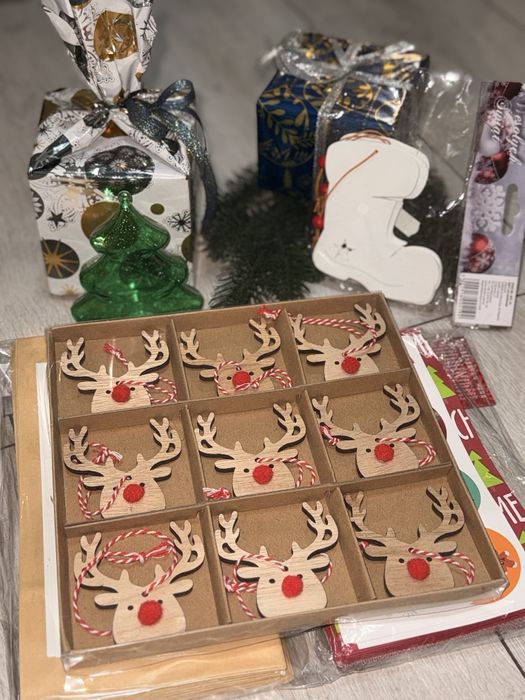 Новорічні іграшки, декор, різдвяні олені