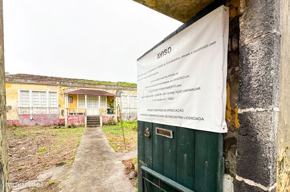 Prédio urbano com projeto aprovado-São Pedro-Ponta Delgada