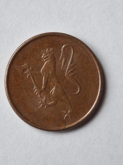 Dziesięć monet z motywami zwierząt.