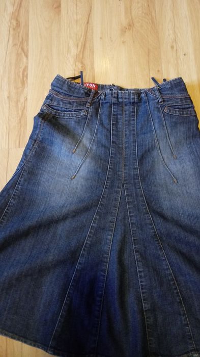 Dżinsowa rozkloszowana spódnica