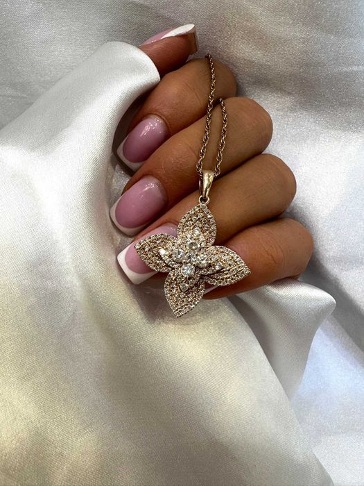 Wisiorek kwiatek LV z diamentami naturalnymi 1.10 CT