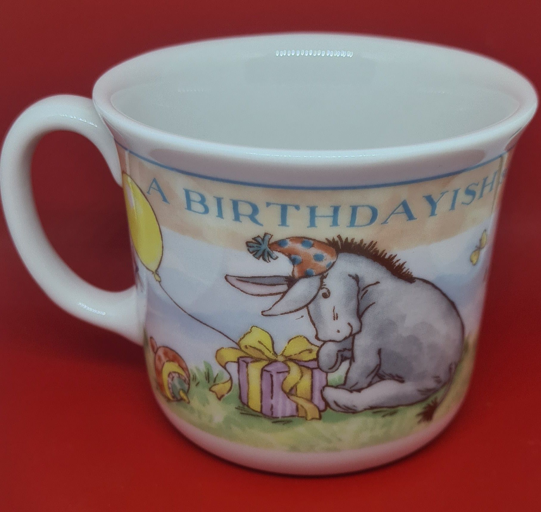 [6] Kubus Puchatek, urodzinowy kubek porcelana kostna Roya
Doulton. No