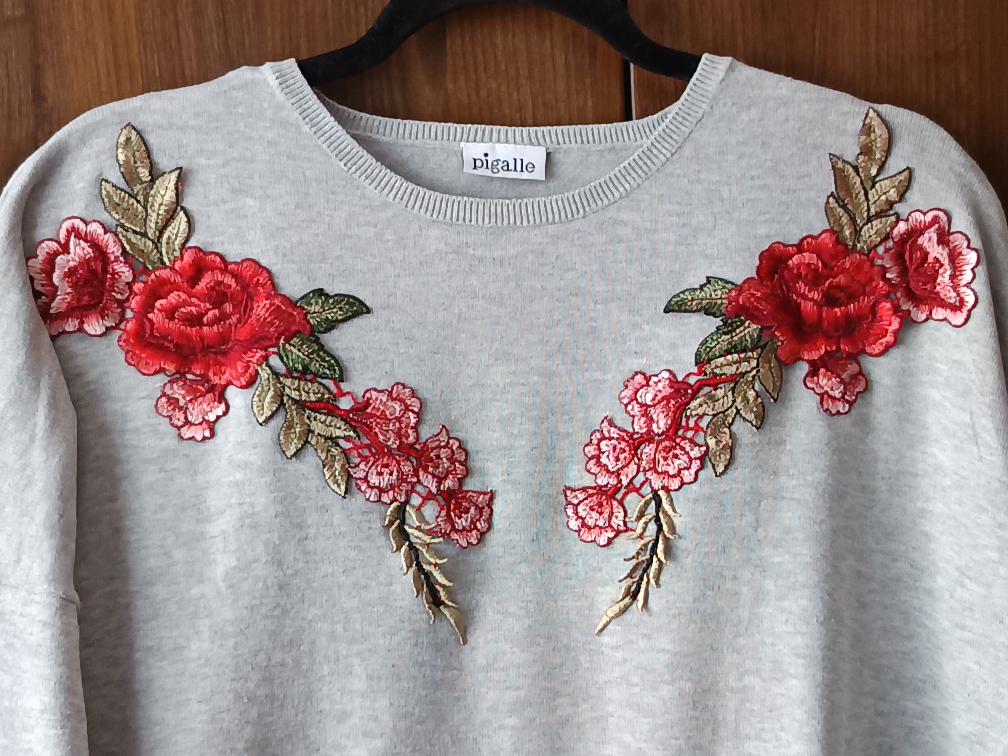 Sweter szary z aplikacją