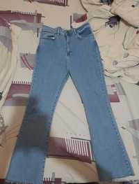 голубые женские джинсы