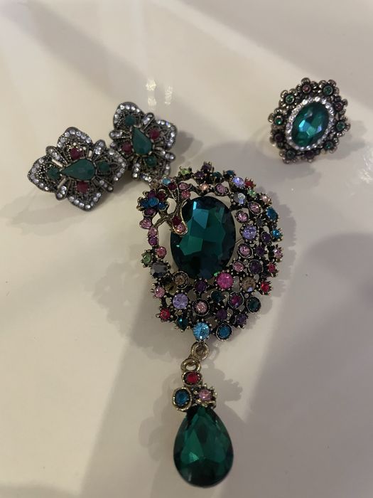 Набор бижутерии(брошь,кольцо и серьги)