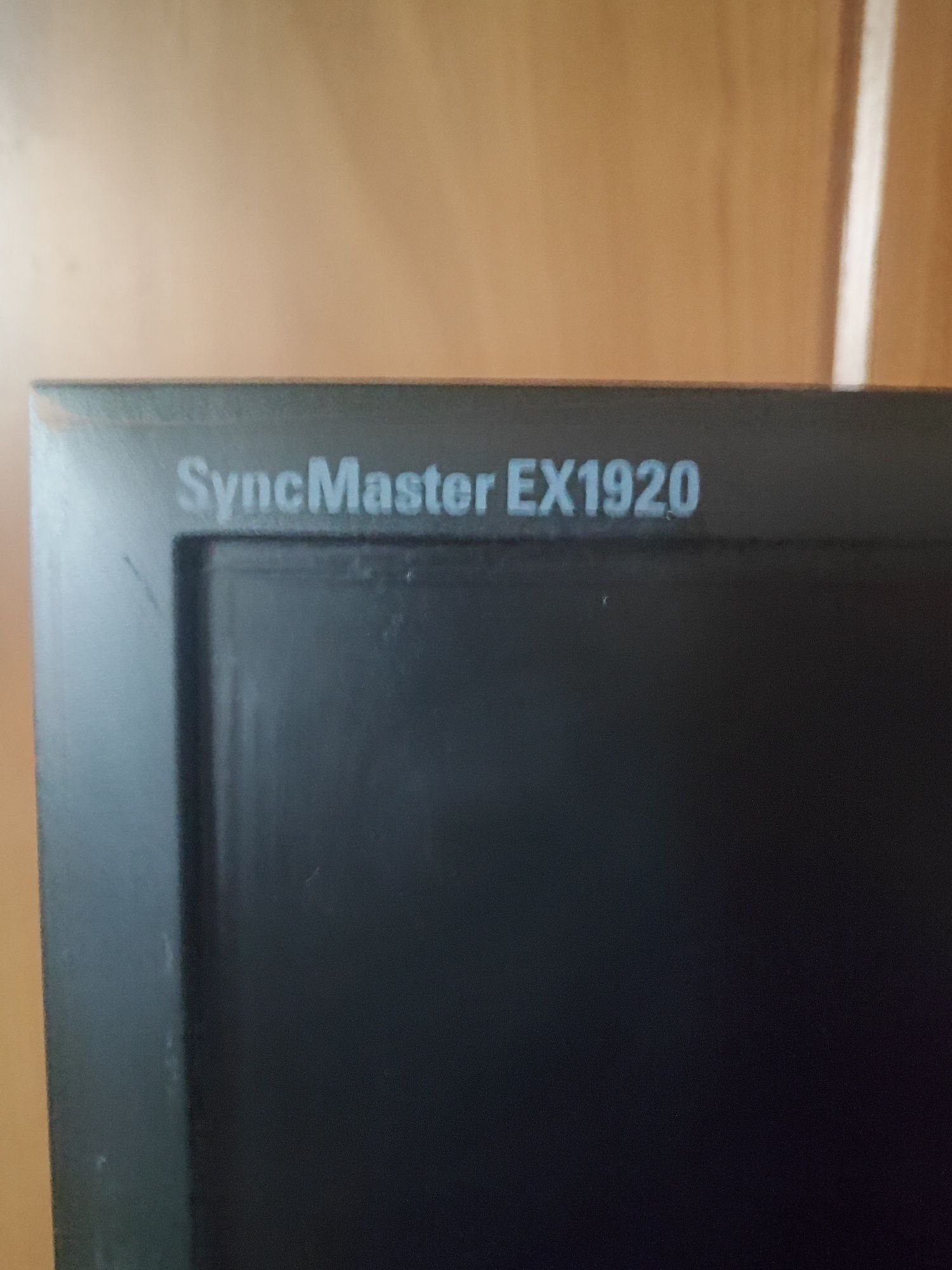 Komputer stacjonarny z monitorem