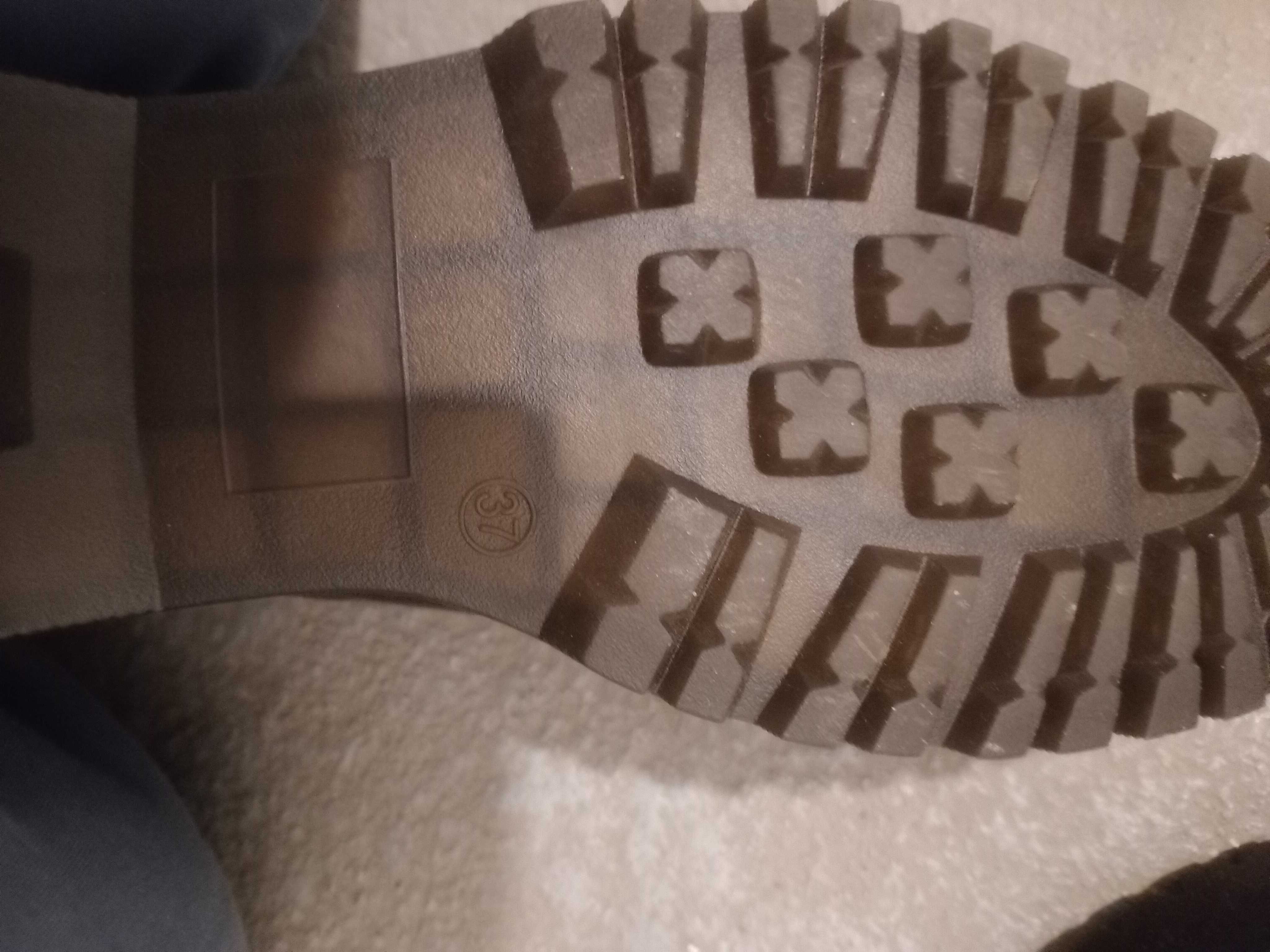Pół glany czarne lakierowane pół buty skórzane Aotoria rozm 37