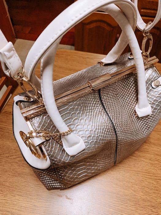 Mala prateada nova sem etiqueta