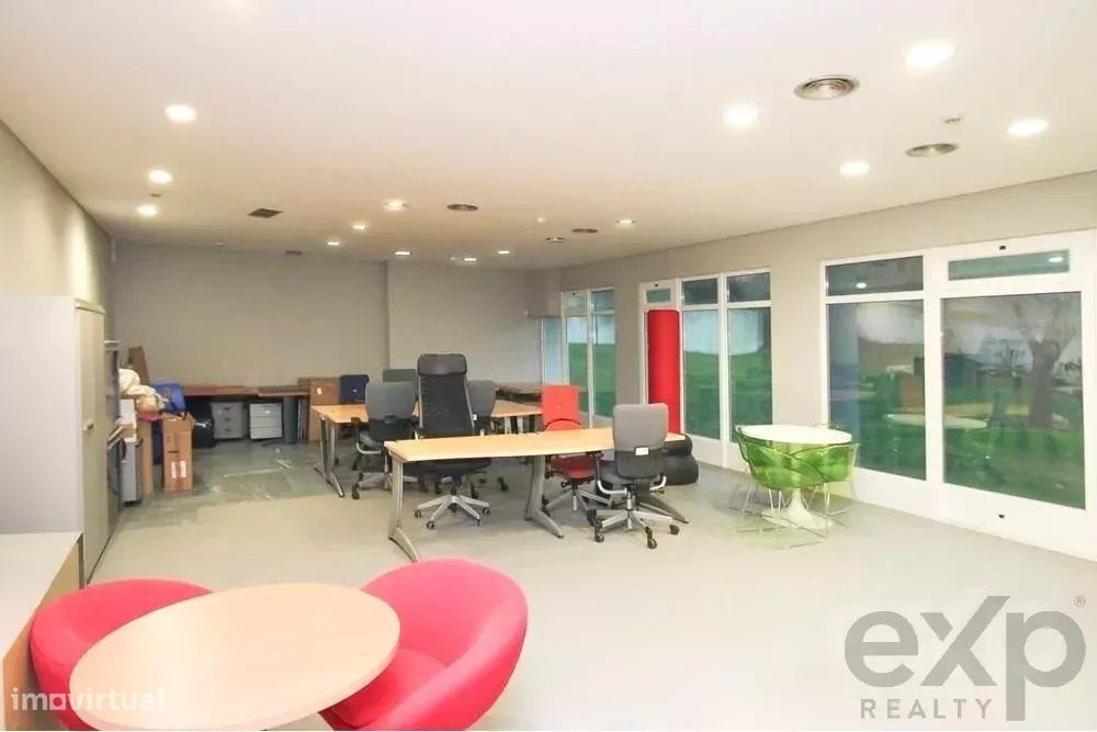 Carnide - Estudio de 105 m2 em Condomínio com Piscina, Campos de Ténis