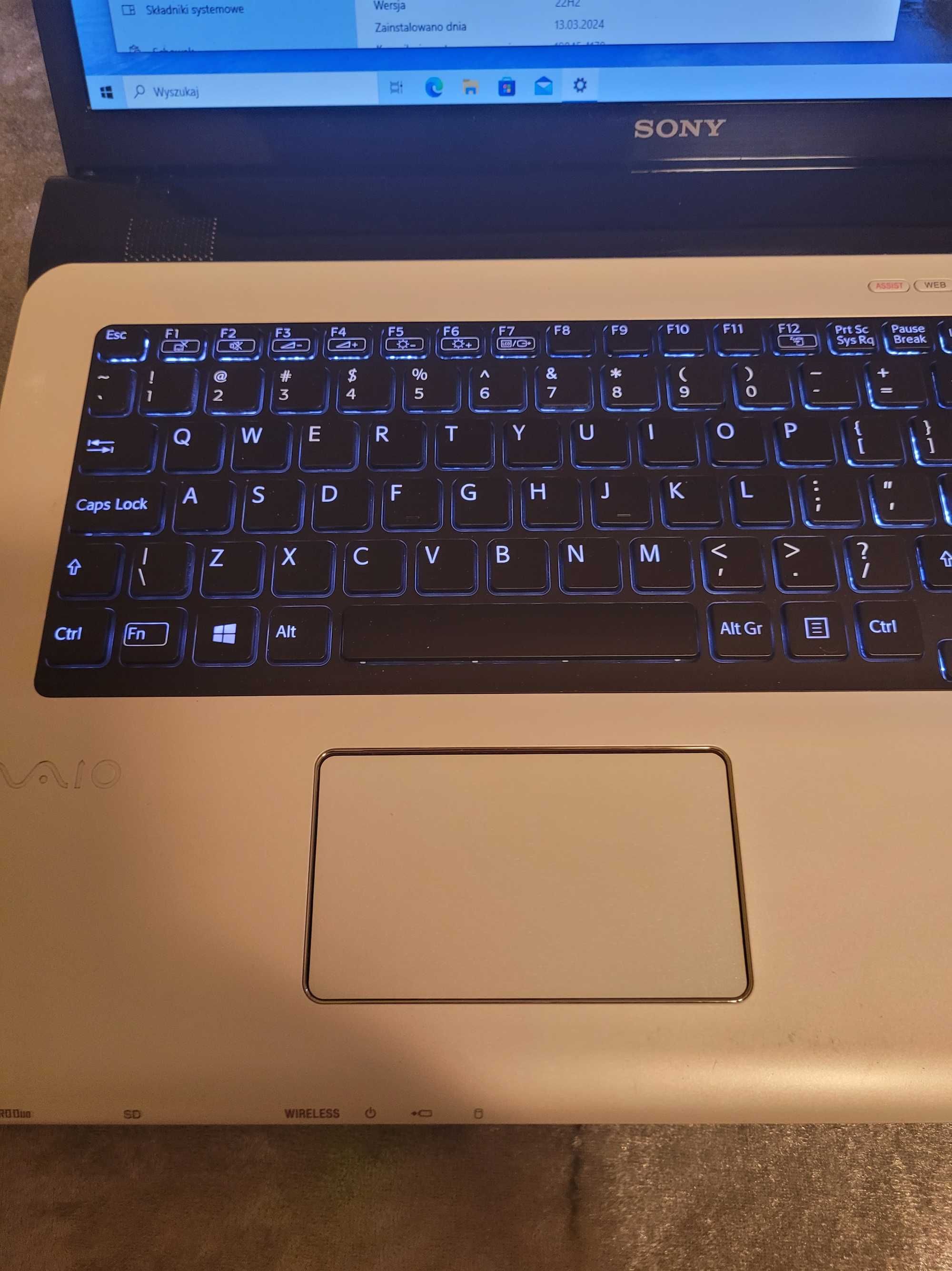 Sony Vaio 17,3 " Kolor Biały Perłowy stan BDB