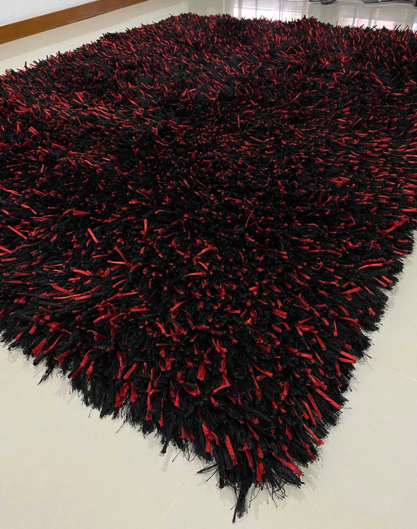 Carpete preta e vermelha pelo alto