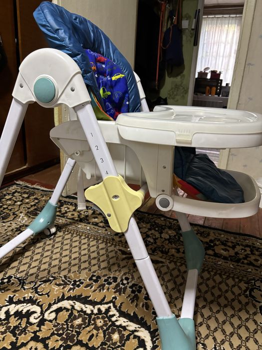 Столик для кормления и кроватка .Все в хорошем состояниии.