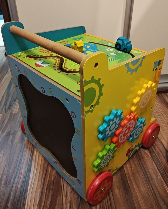 Pchacz drewniany na kółkach