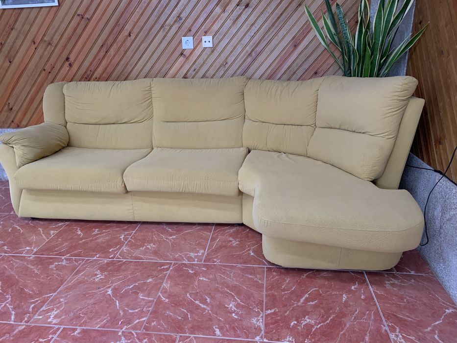 Sofá amarelo claro